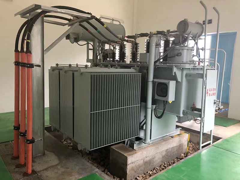 Ang paghahambing ng transpormer ng pamamahagi sa pagitan ng itaas at sa ibaba ng 800 kva